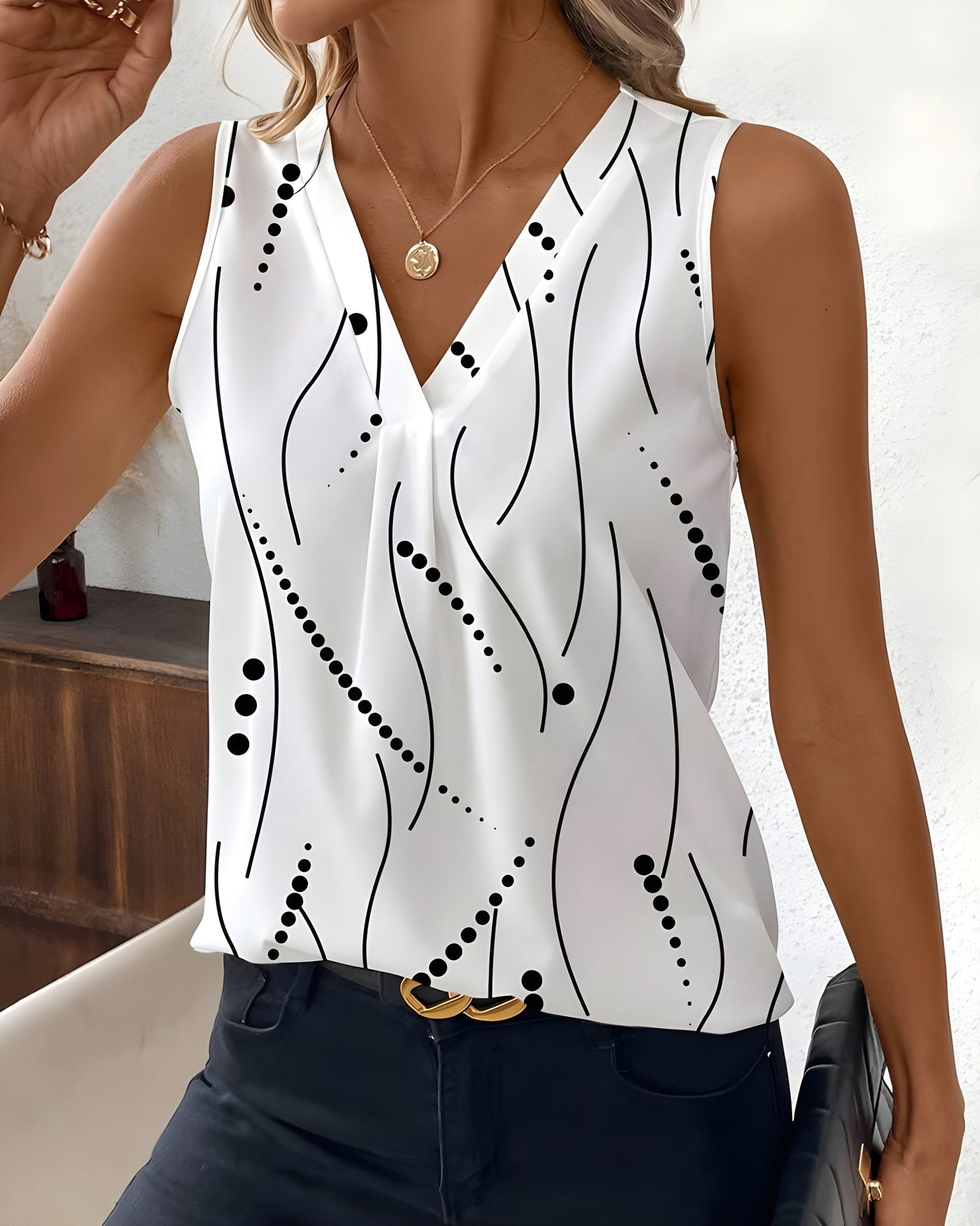Léa™ | Gilet sans manches plissé à col en V avec imprimé